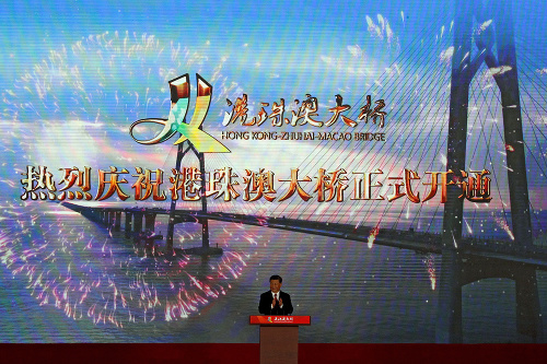 Čínsky prezident Si Ťin-pching oficiálne otvoril jeden z najdlhších mostov na svete.
