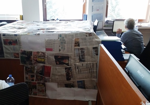 Marcel s kolegami oblepili pracovný stôl novinami. 