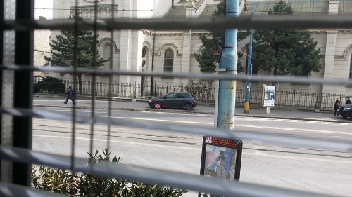 Auto stálo podľa čitateľa pri bratislavskom kostole celý mesiac.