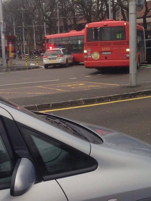 Policajné vozidlo sa zrazilo s autobusom na bratislavskej hlavnej stanici.
