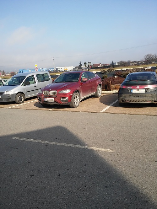 Takto našiel na parkovisku odstavené auto s bratislavským EČV čitateľ.