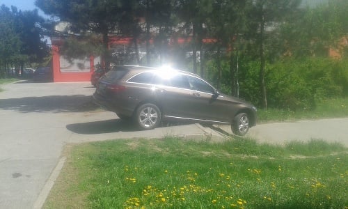Auto s bratislavským EČV našiel čitateľ v neštandardnej polohe.