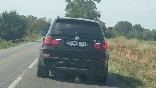 Milan na ceste odfotil auto s takýmto netradičným evidenčným číslom.