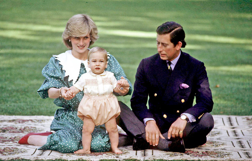 Aj Charles a Diana sa v apríli 1983 fotili na trávniku. William mal vtedy 10 mesiacov.