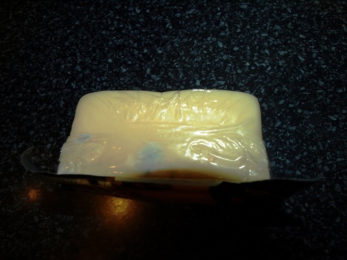 Jediné, čo je na tomto syre kvalitné, je pleseň po jeho obvode.