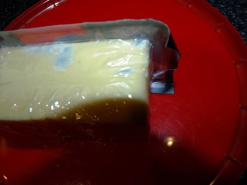 Podľa čitateľa obal syra poškodený nebol.