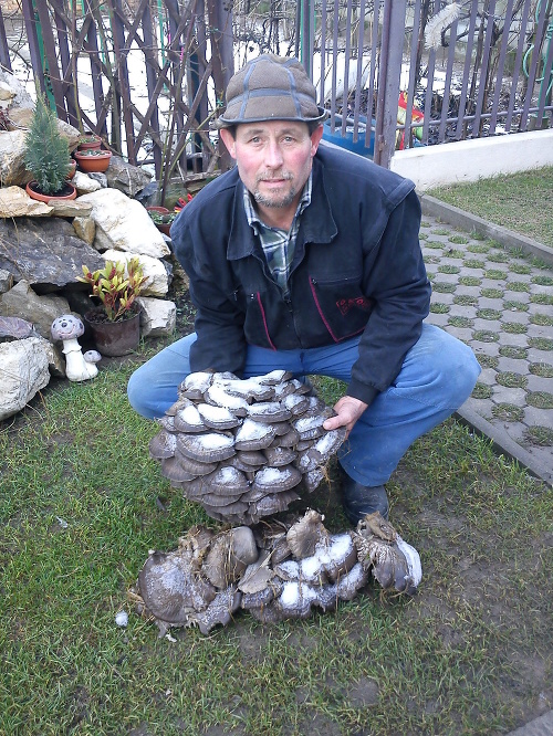 Poľovník Peter sa s netradičným úlovkom podelil s kamarátmi.