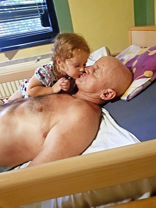 Vnučka Scarlett (2)  vrúcne privítala svojho dedka Štefana (58) po návrate z nemocnice.