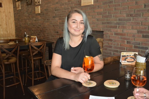 Laura Veľká (22) si vychutnáva najvyhľadávanejší ženský drink v meste, Klubovňácky aperol spritz.