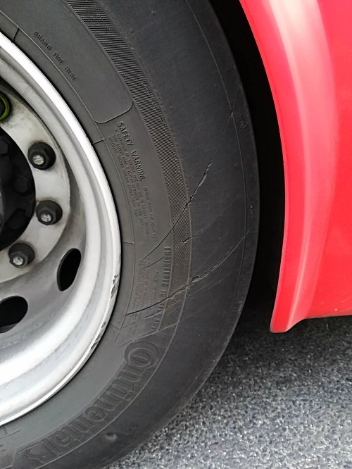 Rozrezaná pneumatika môže ohroziť premávku.