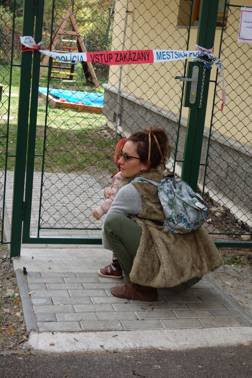 Obyvateľka Nového Smokovca Klaudia sa včera s dcérkou na uzavreté detské ihrisko nedostala.