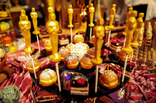 24-karátové zlaté čokoládové postavičky Oscarov.