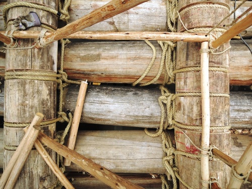 Plte vznikli zviazaním ľahkého dreva (balzy) sisalovými lanami.