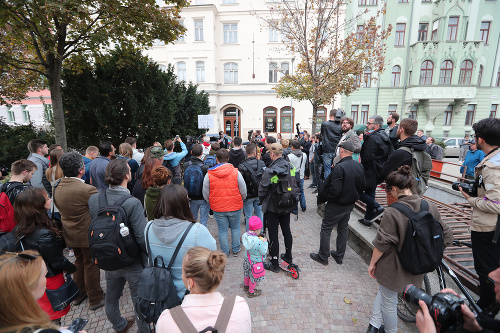 Protest študentov pred centrálou SNS v Bratislave.