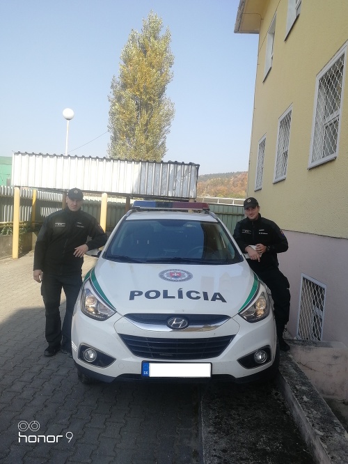 Policajti Michal Baninec Michal (vpravo) a Mchal Kubaš vvýborne zvládli krízovú situáciu a zachránili ľudský život.