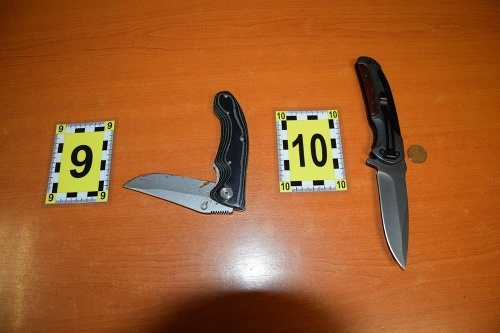 Tieto dva nože polícia našla u muža, ktorého chytili pri jazde pod vplyvom alkoholu.