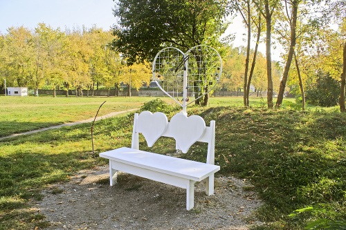 Romantická lavička stojí v parku už vyše roka.