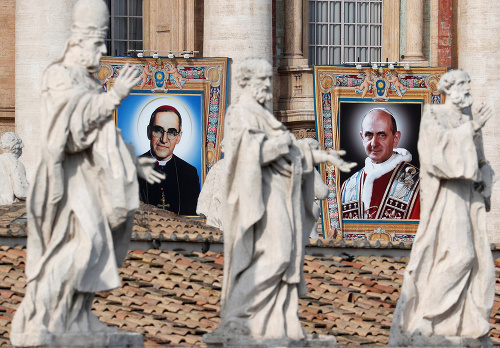 Pápeža Pavla VI. (vpravo) a zavraždeného salvádorského arcibiskupa Óscara Romera vyhlásili za svätých