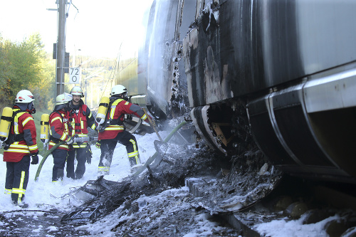 Vysokorýchlostný vlak zasiahol požiar pri meste Dierdorf.