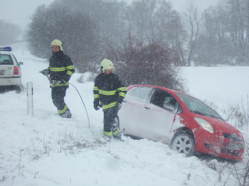Zapadnuté autá počas kalamít často ratujú až hasiči.