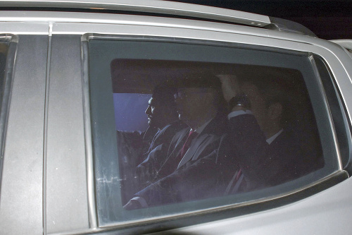 Americký pastor Andrew Brunson (uprostred) v aute počas svojho príchodu na súd v Izmire