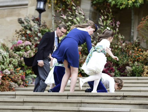 Malý družba Louis de Givenchy spadol na schodoch.