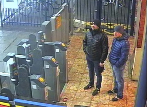 Obvinení: Ruslana Boširova a Alexandra Petrova zachytili kamery na stanici v Salisbury. 