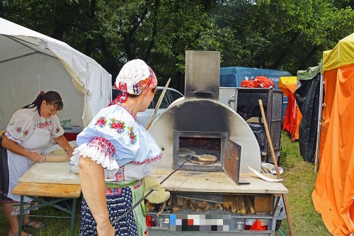 Na slávnostiach v Detve pripravujú netradičný chlieb-lepník v starej peci.