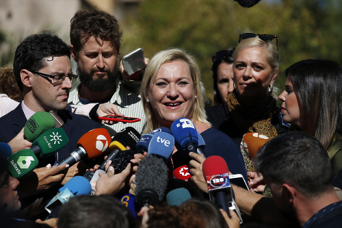 Ines Madrigalová odchádza (uprostred) zo súdu 8. októbra 2018 v Madride. 