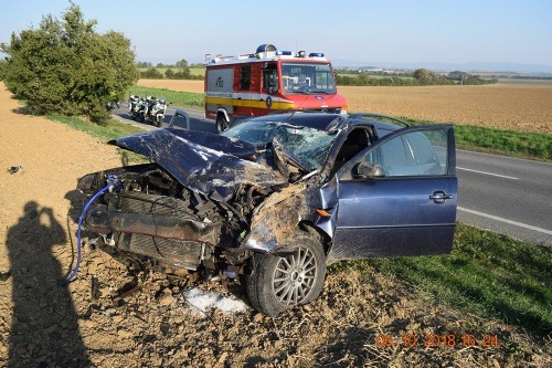 Toto osobné auto sa zrazilo s motorkárom.