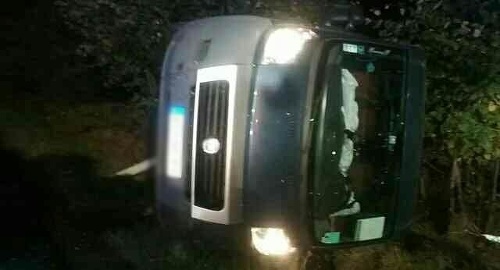 Pri Vranove nad Topľou sa v nedeľu večer čelne zranili dve autá.