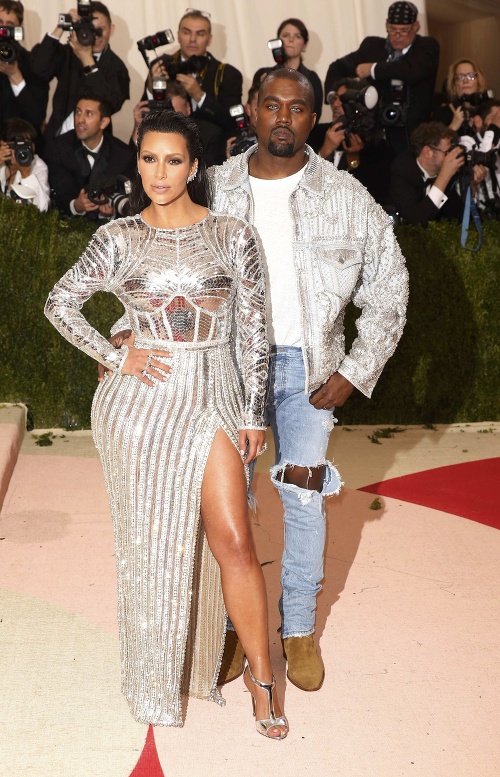 Kim Kardashian a Kanye West na Met Gala.