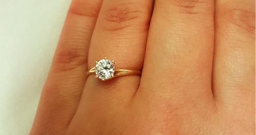 Ľubica dostala krásny prsteň.