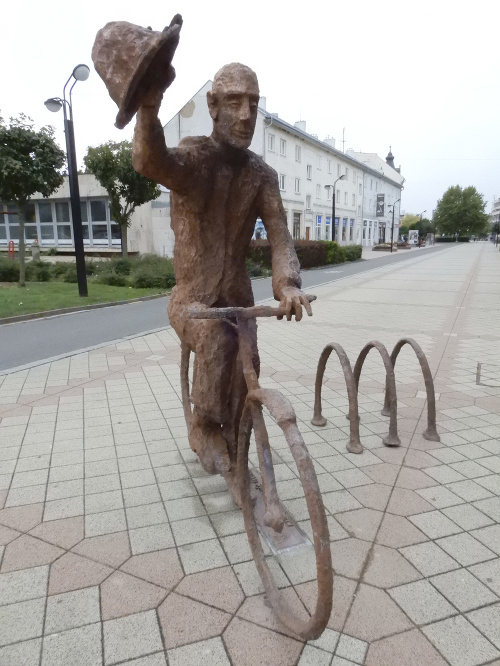 Na námestí v Michalovciach pribudla nová socha cyklistu. 