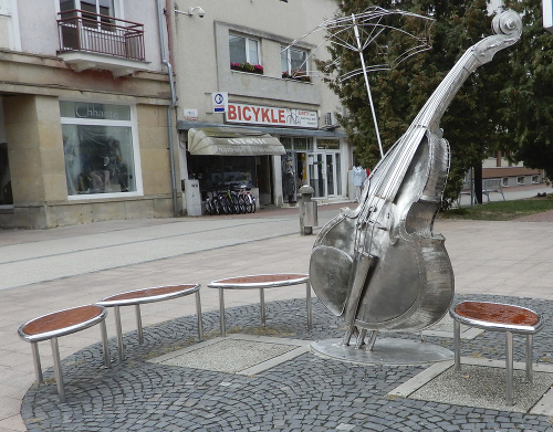 Na námestí v Michalovciach pribudla nová socha cyklistu. 