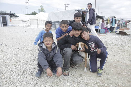 V utečeneckých táboroch v Grécku je viac ako 3 500 sirôt.
