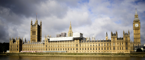 Konzervatívci stratili v britskom parlamente väčšinu.