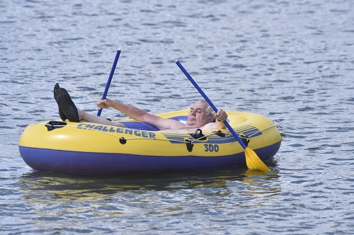 Miloš Zeman (71) je povestný svojím plavením sa v žltom člne.