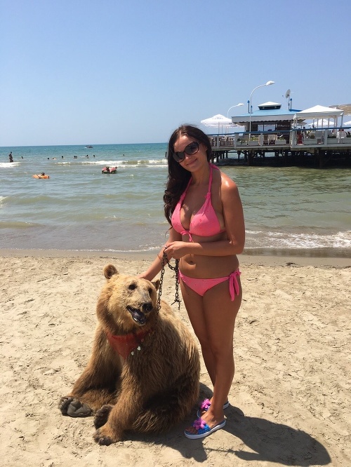 Takýto záber sa môže podariť len v Albánsku! Dovolenková inšpektorka na pláži s medvedicou.