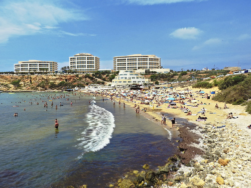 Prázdnu pieskovú pláž budete na Malte hľadať márne.