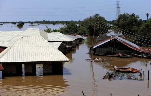 Počet obetí povodní v Nigérii prekročil stovku.
