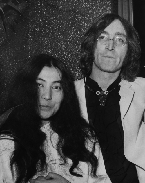 Hviezdny pár: Yoko Ono a John Lennon sa skamarátili so Samom pri nákupe stoličiek.