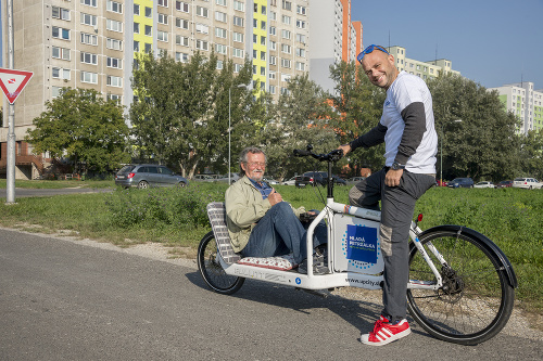 Poslanec Kríž poukazoval na meškajúcu električkovú trať jazdou vyhliadkovým autobusom či vozením ľudí na cyklo-rikši.