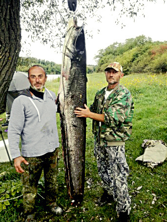 Ladislav (48, vľavo) s úlovkom z rybníka v Sklabinej.