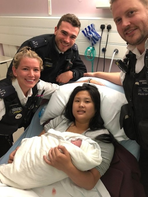 Títo dôstojníci pomohli žene porodiť.