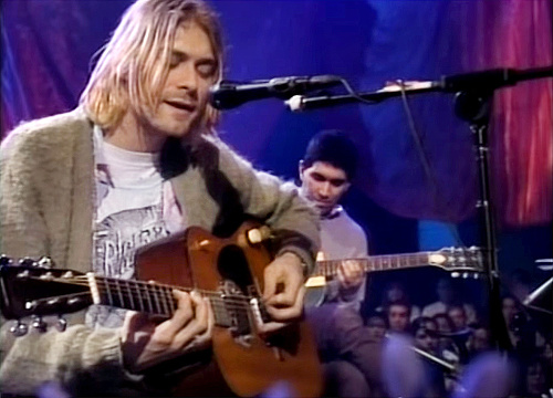 Kurt Cobain na slávnom unplugged koncerte.