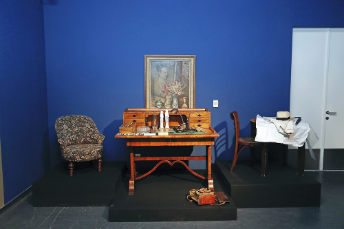 Na výstave sú osobné veci maliara ako jeho stôl, plášť, dáždnik a iné.