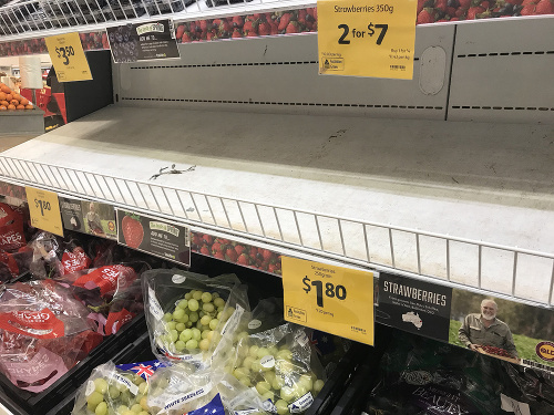 Po jahodách sa v austrálskych supermarketoch zľahla zem.