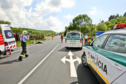 Po hrozivej nehode museli policajti úplne uzavrieť cestu pre kamióny, autá boli odkláňané. 