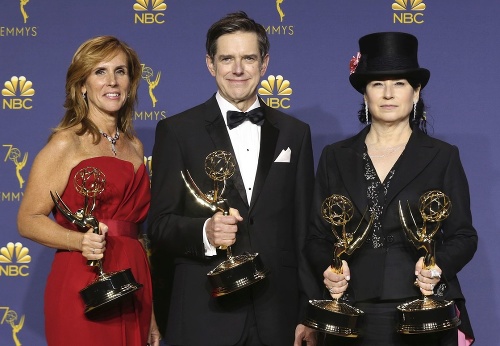 Tvorcovia seriálu The Marvelous Mrs. Maisel - zľava Sheila Lawrence, Daniel Palladino a Amy Sherman-Palladino.